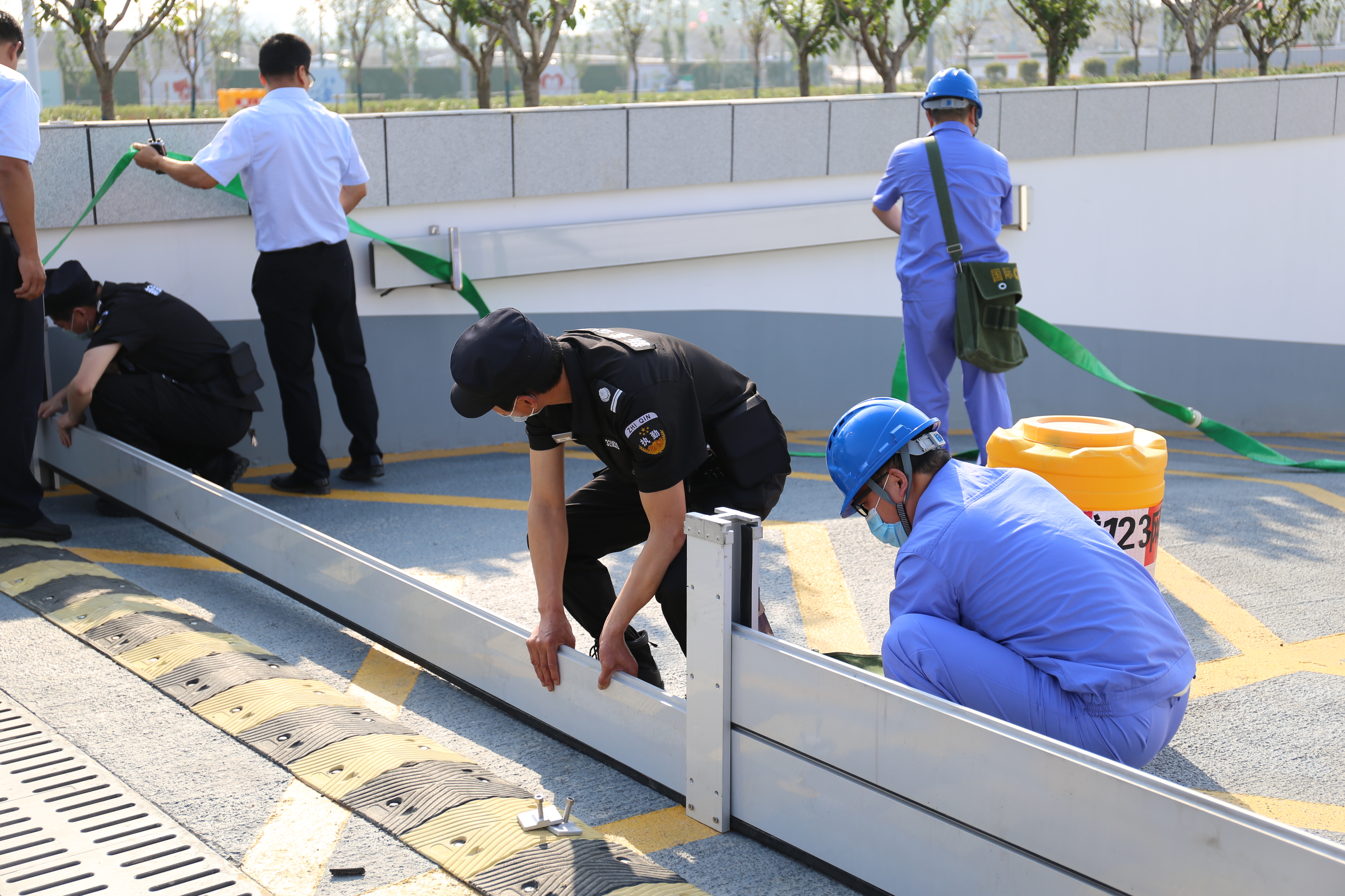 工程運維、安保人員設(shè)置擋水板