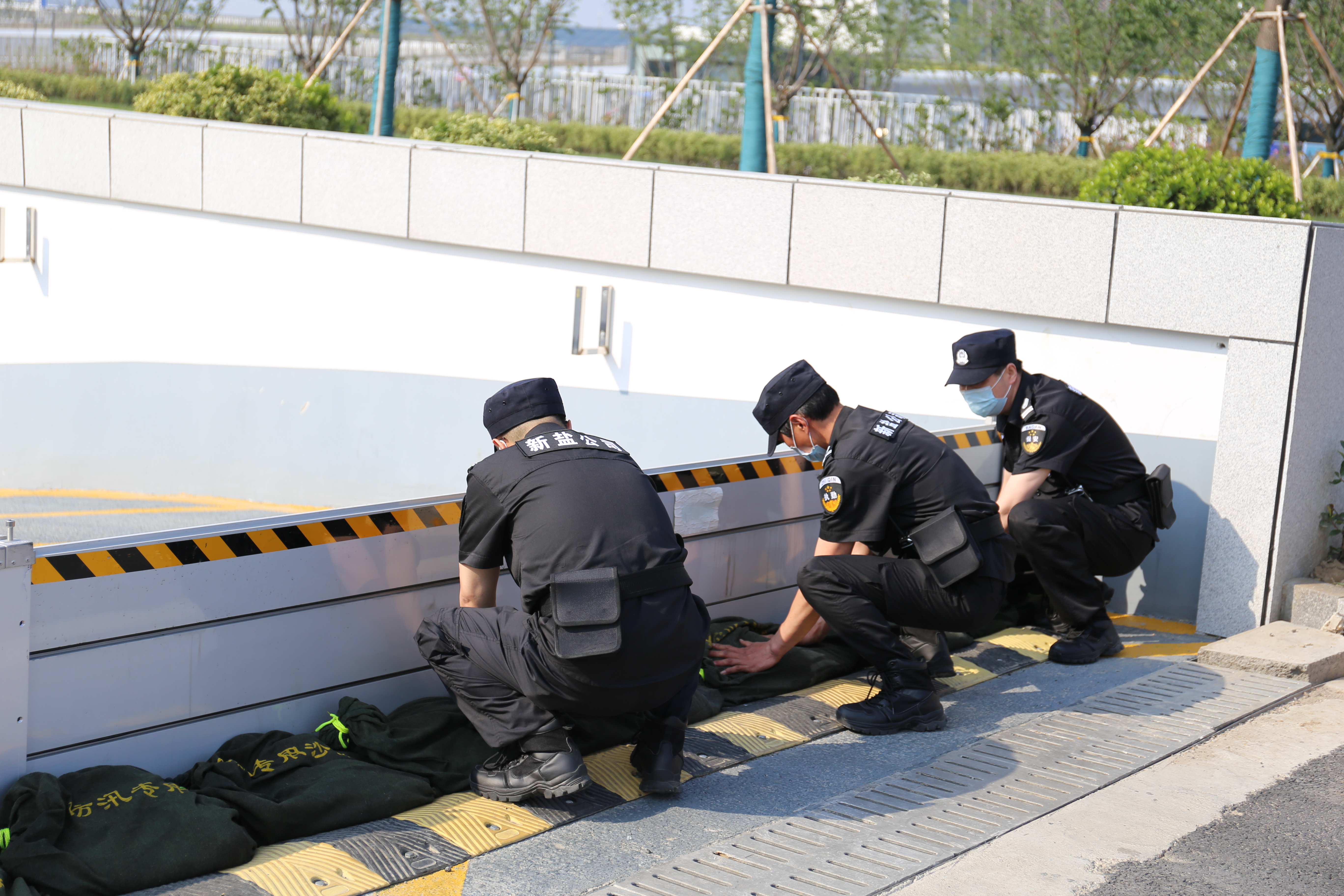 安保人員布置擋水沙袋