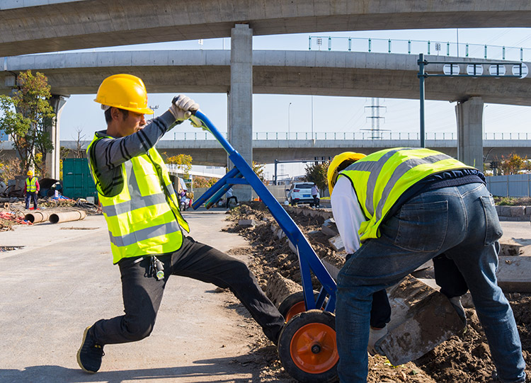 20201103現(xiàn)狀快速路優(yōu)化工程開工（人工拆除原有路牙，以便回收利用） (1).jpg
