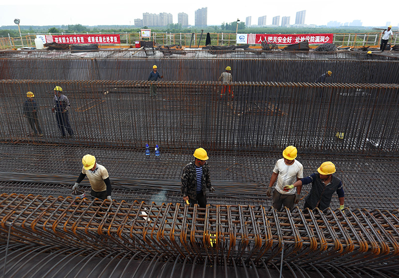 進(jìn)行現(xiàn)澆箱梁鋼筋施工.JPG