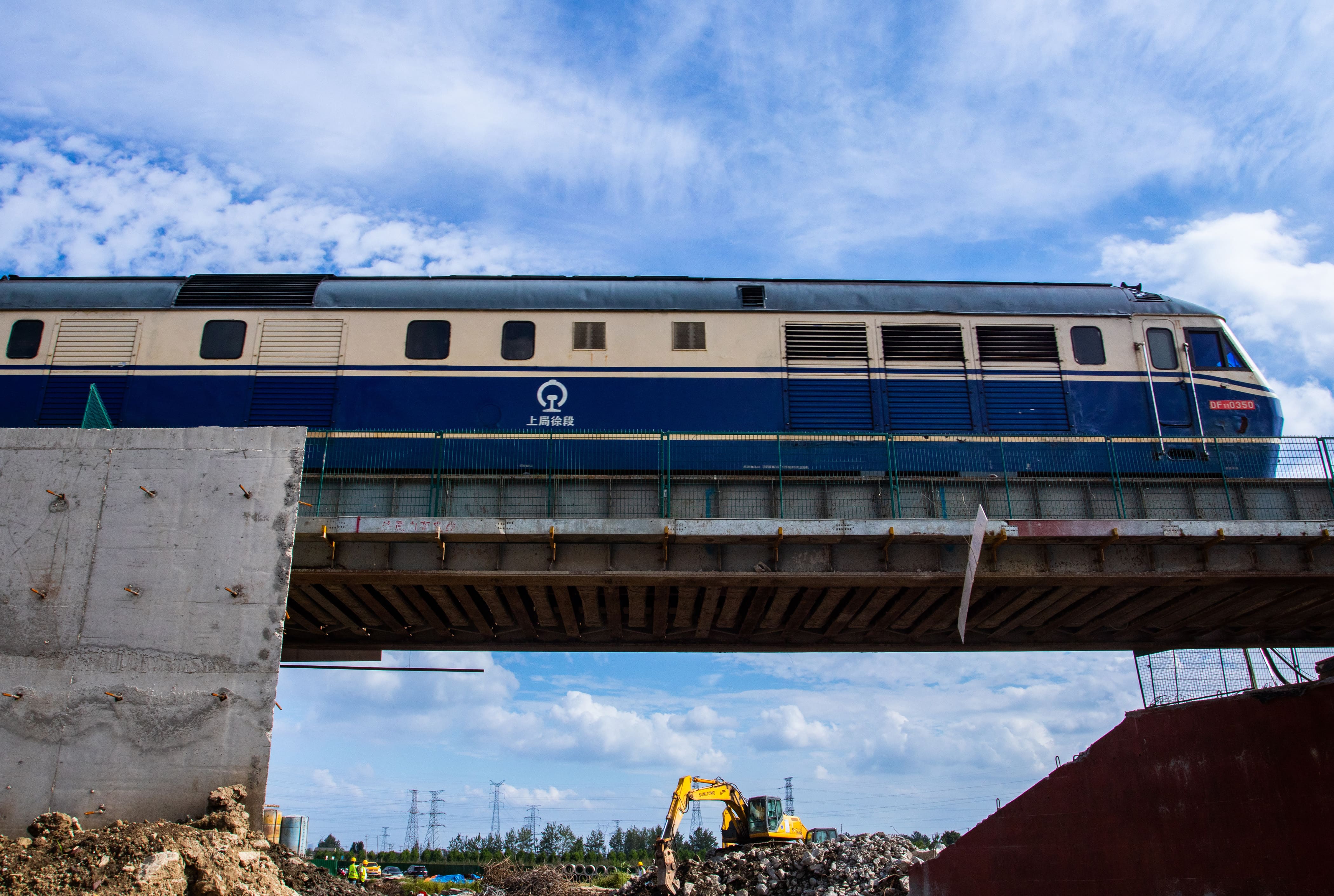 鹽阜快速通道下穿新長(zhǎng)鐵路段，安全措施嚴(yán)格落實(shí)到位 ，施工期間鐵路正常運(yùn)營(yíng).jpg