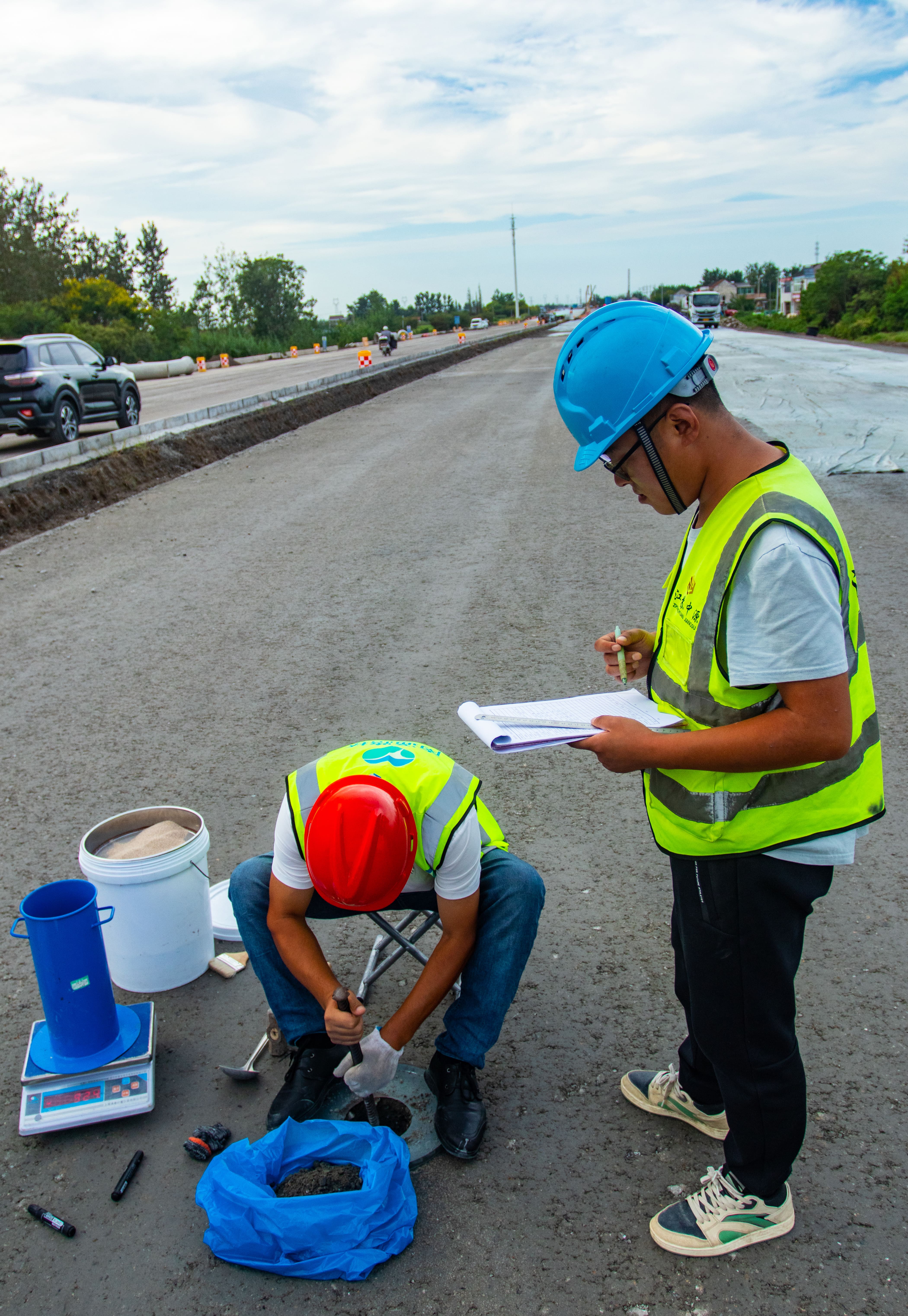 試驗(yàn)檢測人員在現(xiàn)場取樣，檢查施工質(zhì)量.jpg