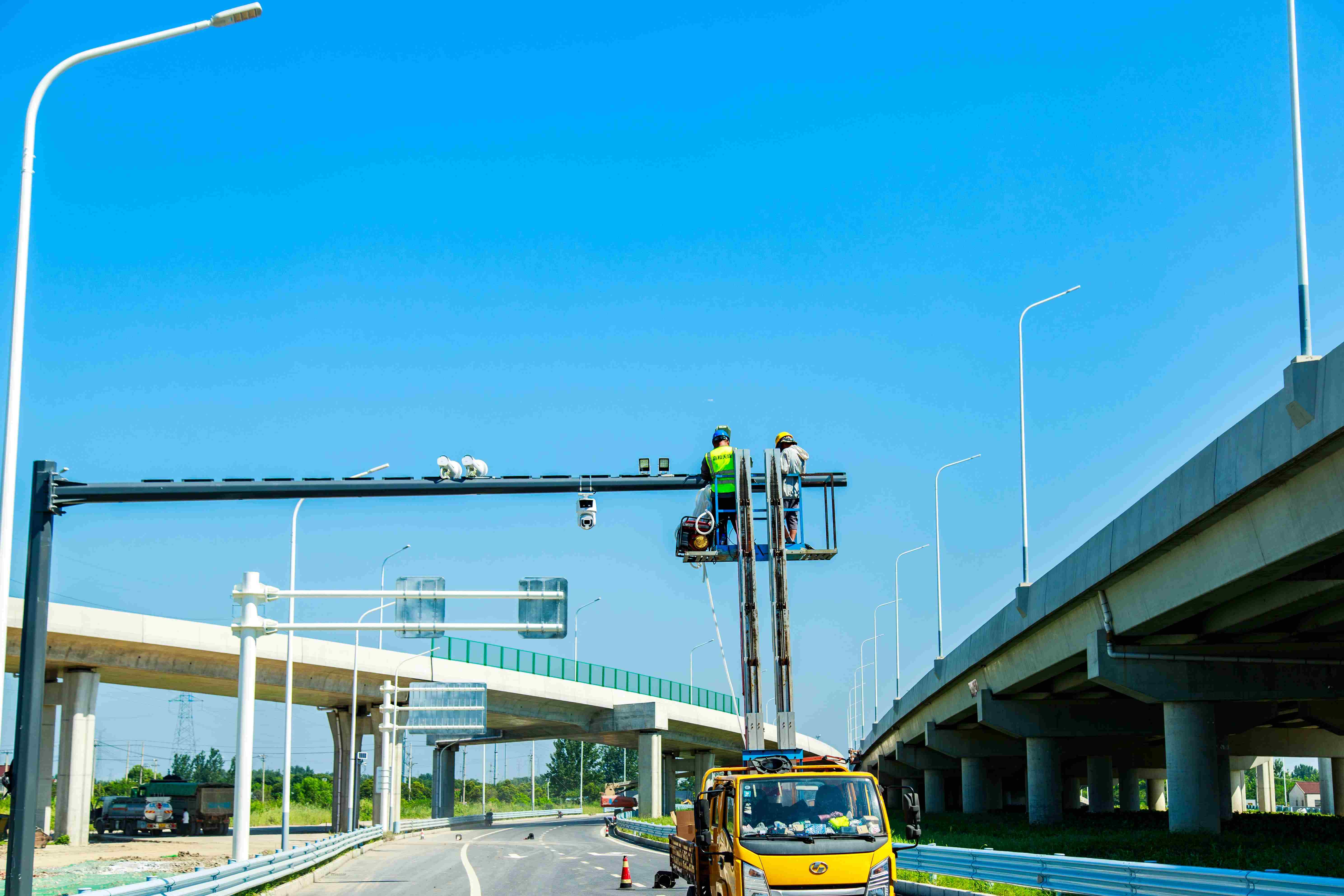 鹽阜快速通道項(xiàng)目智能監(jiān)控設(shè)備安裝現(xiàn)場，工人們?cè)谑┕ぁ?jpg