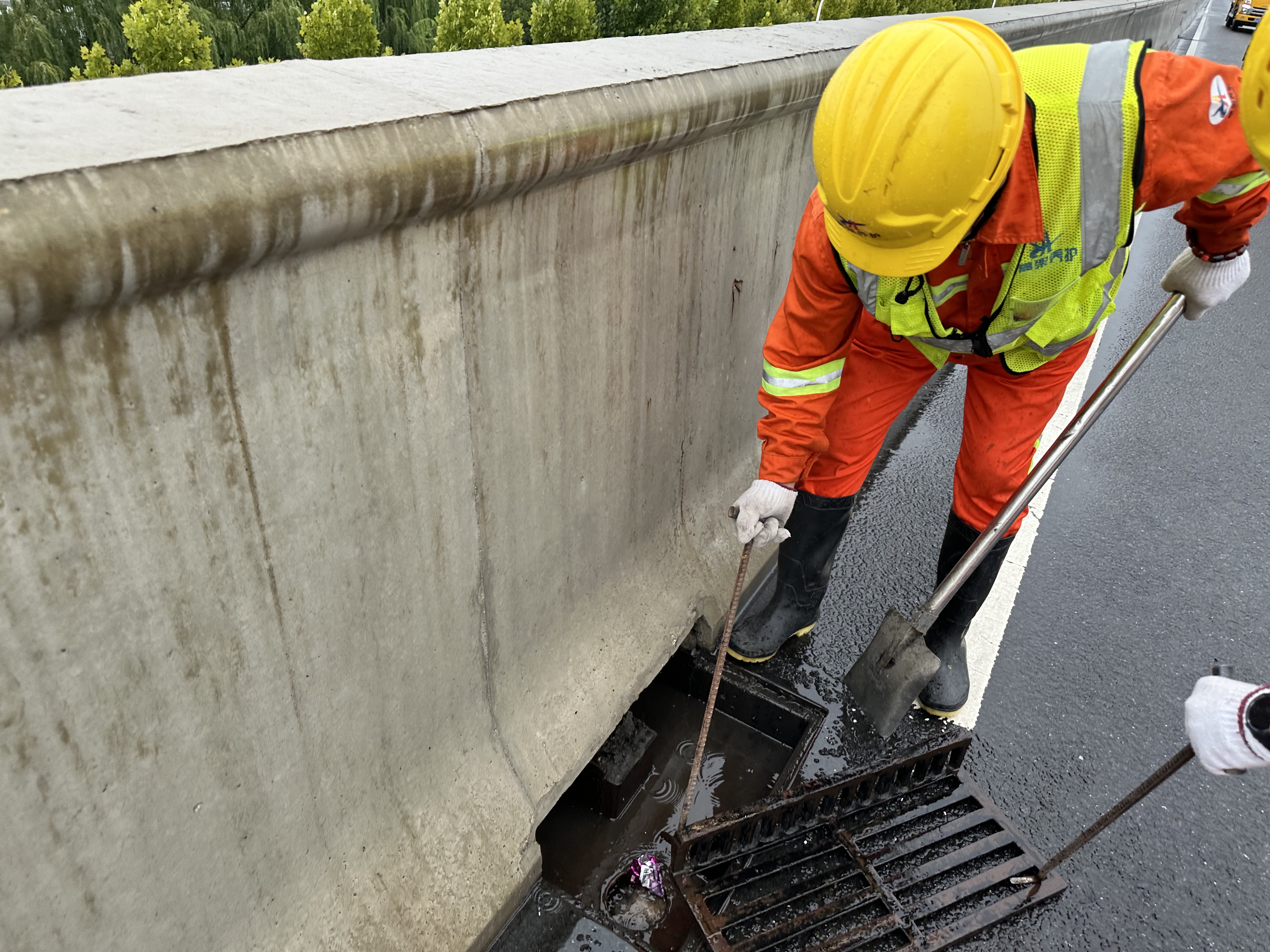 人工清撈進水口 (6).jpg