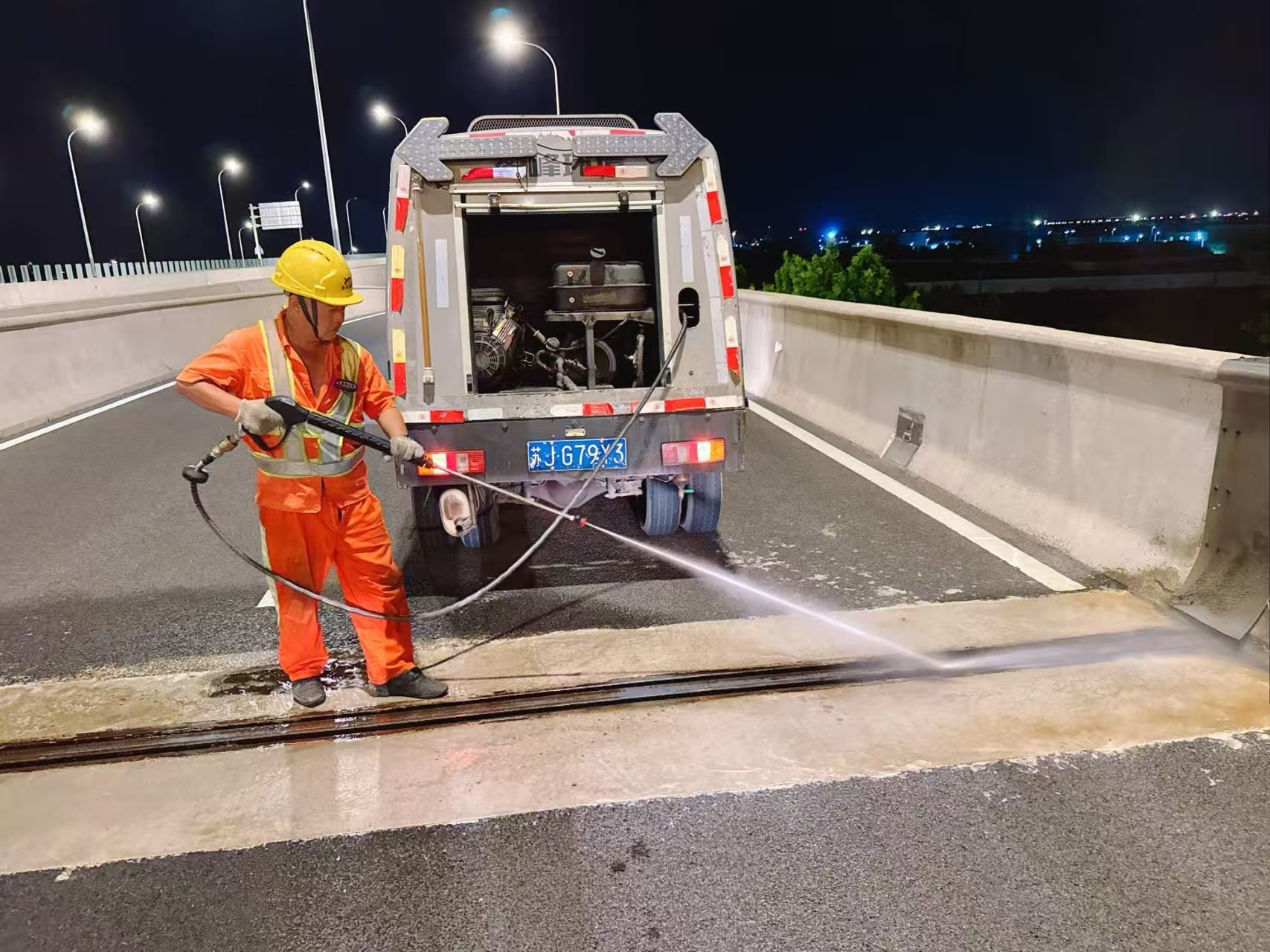 錯峰作業(yè) 筑牢防暑屏障1.jpg